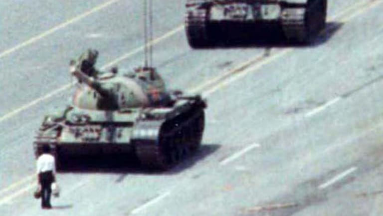 Ein Bürger versperrt den Panzern den Weg – allein: Das Bild von dem Protest am Platz des Himmlischen Friedens in Peking ging 1989 um die Welt.