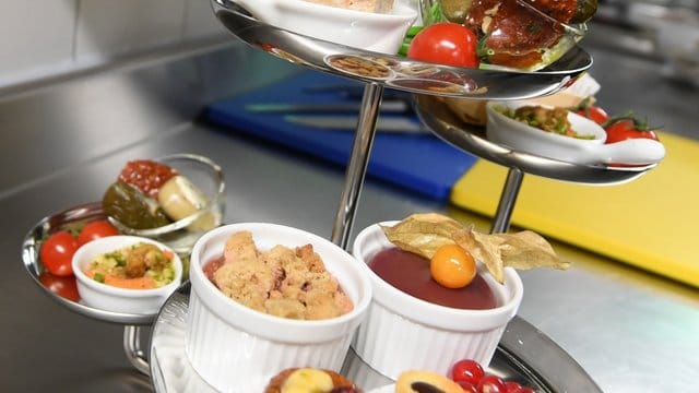Eine Etagere mit kalten Snacks. Eine Etagere mit kalten Snacks.