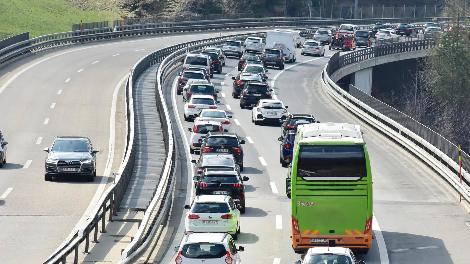 Stau auf der Autobahn: Auch an Pfingsten wird es zu dichtem Verkehr kommen, warnt der ADAC.