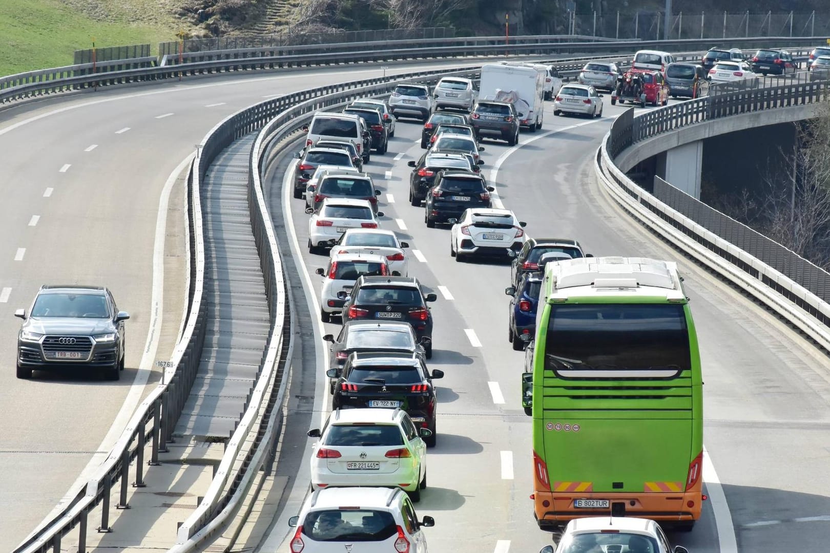 Stau auf der Autobahn: Auch an Pfingsten wird es zu dichtem Verkehr kommen, warnt der ADAC.