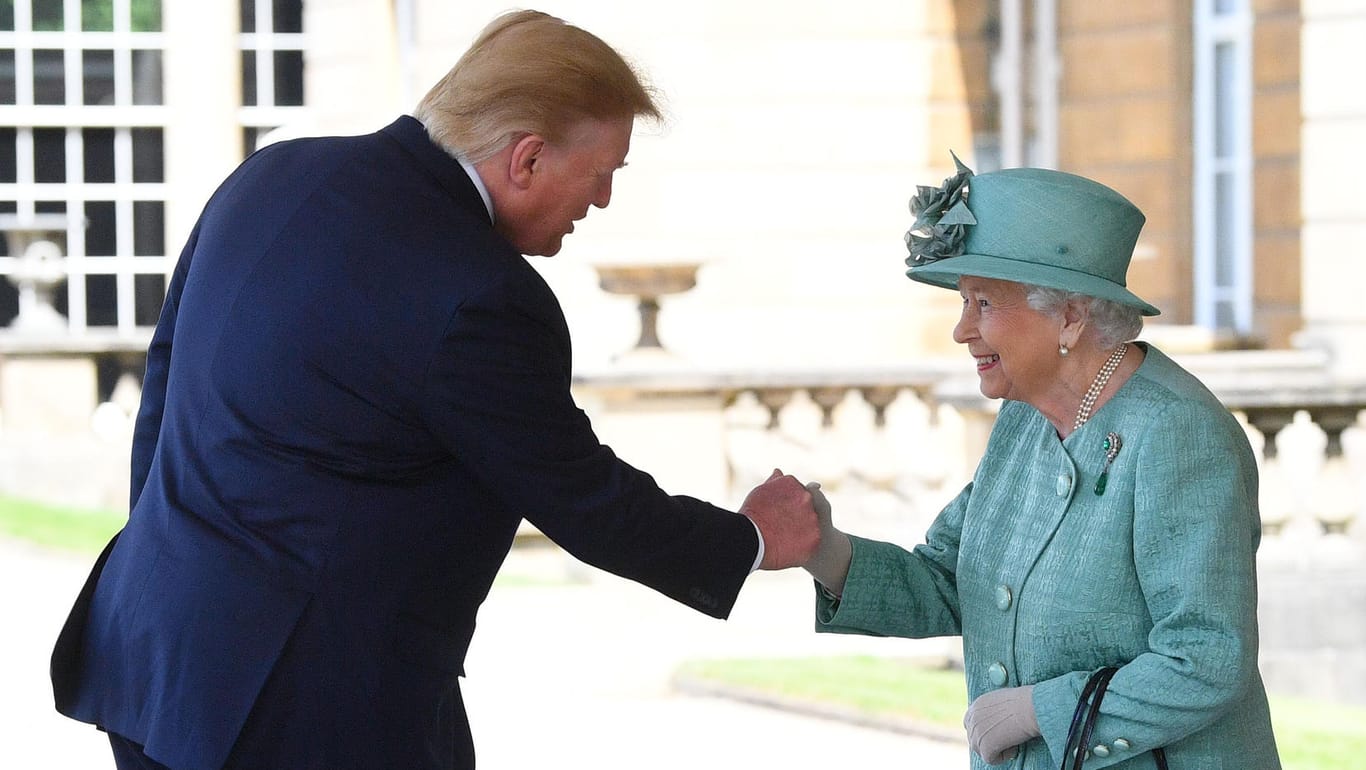 Donald Trump und die Queen: Die beiden begrüßten einander per Handschlag.