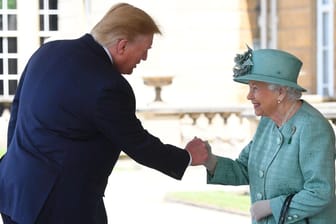 Donald Trump und die Queen: Die beiden begrüßten einander per Handschlag.
