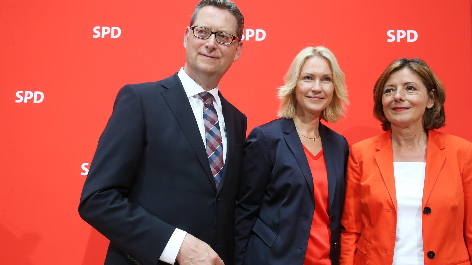 Pressekonferenz der SPD: Manuela Schwesig (Mitte), Ministerpräsidentin von Mecklenburg-Vorpommern, Malu Dreyer, Ministerpräsidentin von Rheinland-Pfalz, und Thorsten Schäfer-Gümbel, SPD-Vorsitzender in Hessen, werden die SPD kommissarisch führen.