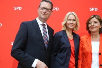 Pressekonferenz der SPD: Manuela Schwesig (Mitte), Ministerpräsidentin von Mecklenburg-Vorpommern, Malu Dreyer, Ministerpräsidentin von Rheinland-Pfalz, und Thorsten Schäfer-Gümbel, SPD-Vorsitzender in Hessen, werden die SPD kommissarisch führen.