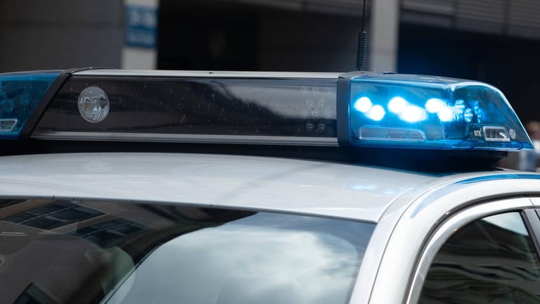 Blaulicht auf dem Dach eines Polizeifahrzeuges.