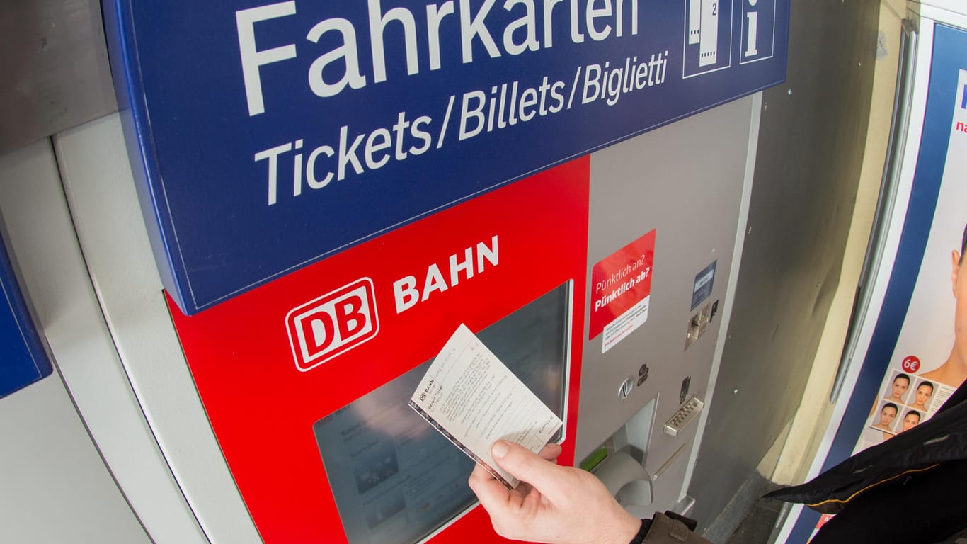 Bahn-Tickets: Die Auswahl wird künftig kleiner, denn das Wochenendticket fliegt aus dem Programm.