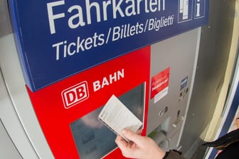 Bahn-Tickets: Die Auswahl wird künftig kleiner, denn das Wochenendticket fliegt aus dem Programm.