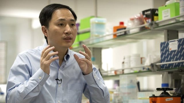 Der Chinese He Jiankui schockierte Menschen 2018 weltweit mit der Behauptung, zwei Babys per Gentechnik gegen Aids geschützt zu haben. Der Chinese He Jiankui schockierte Menschen 2018 weltweit mit der Behauptung, zwei Babys per Gentechnik gegen Aids geschützt zu haben.