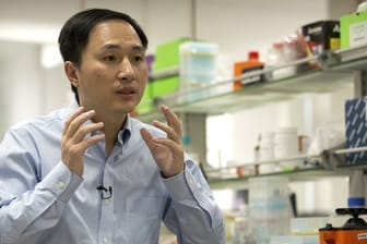 Der Chinese He Jiankui schockierte Menschen 2018 weltweit mit der Behauptung, zwei Babys per Gentechnik gegen Aids geschützt zu haben.