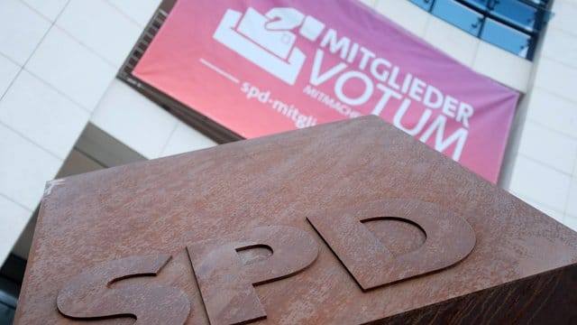 Werbeplakat für ein Mitgliedervotum am Willy-Brandt-Haus: Die Flensburger Oberbürgermeisterin Lange (SPD) ist für eine Befragung der SPD-Mitglieder über den Verbleib in der großen Koalition.