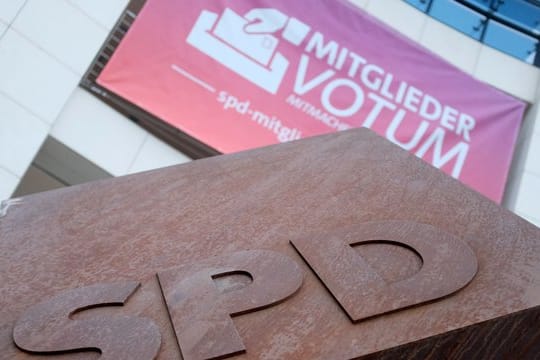 Werbeplakat für ein Mitgliedervotum am Willy-Brandt-Haus: Die Flensburger Oberbürgermeisterin Lange (SPD) ist für eine Befragung der SPD-Mitglieder über den Verbleib in der großen Koalition.