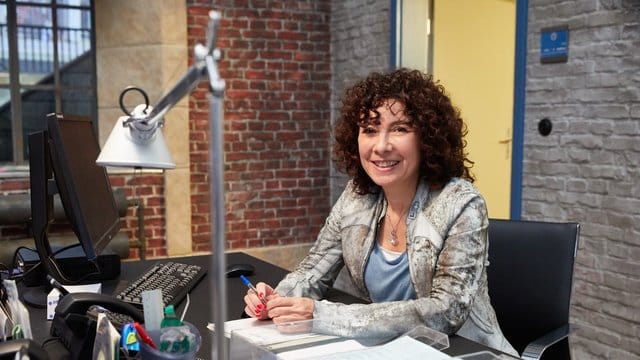 Maria Ketikidou an ihrem Schreibtisch in der neuen "Großstadtrevier"-Wache.