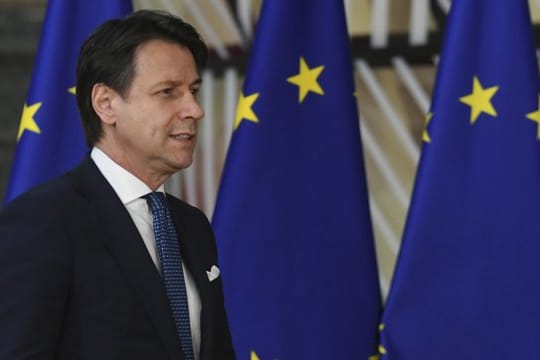 Italiens Ministerpräsident Giuseppe Conte droht mit Rücktritt.