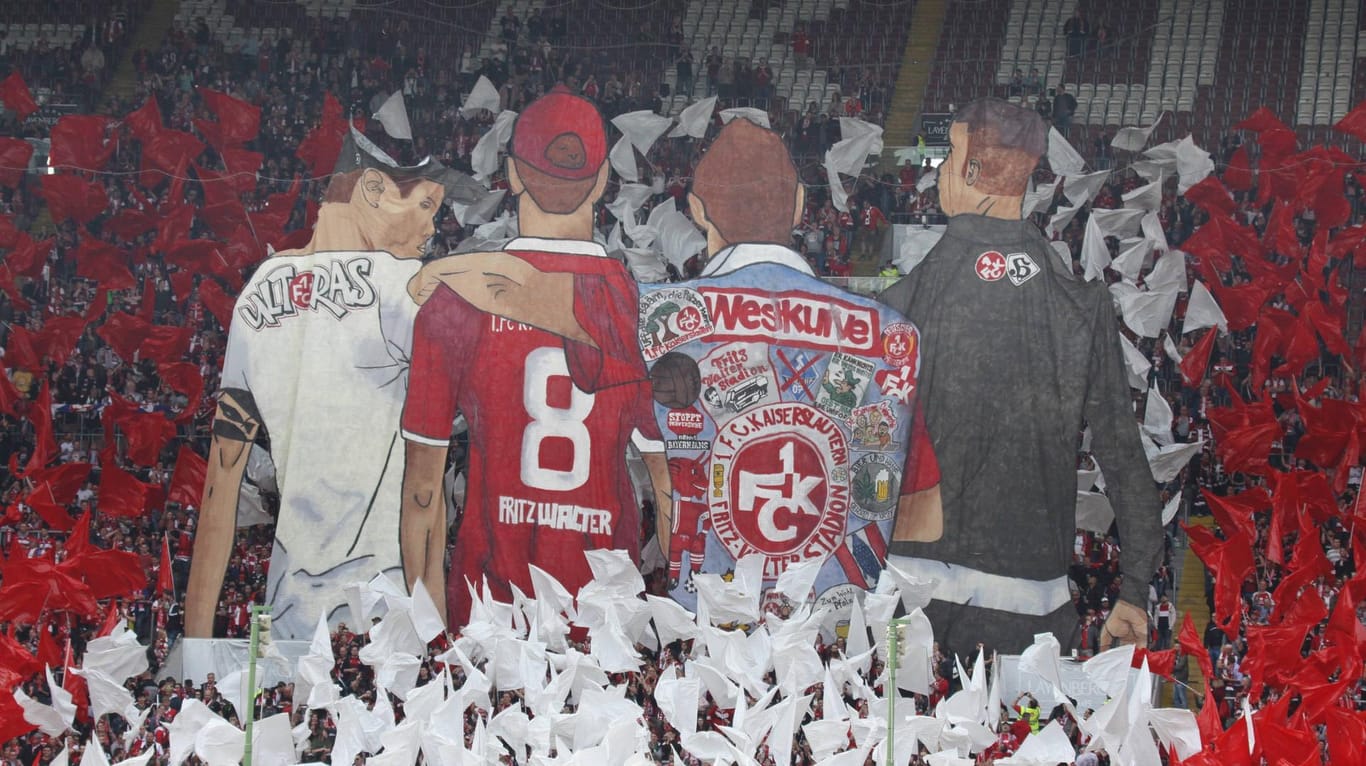 Fan-Choreo beim letzten Saisonspiel des FCK: Der Traditionsklub tritt auch in der kommenden Saison in der 3. Liga an.