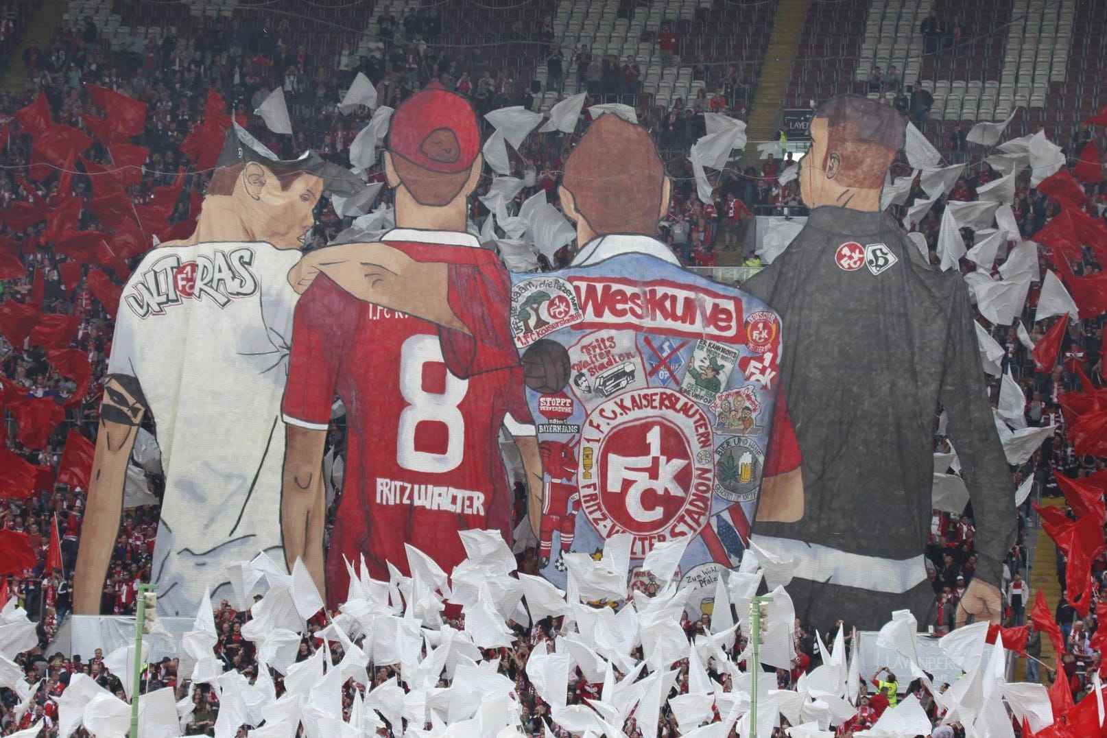 Fan-Choreo beim letzten Saisonspiel des FCK: Der Traditionsklub tritt auch in der kommenden Saison in der 3. Liga an.