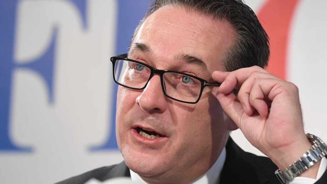 Heinz-Christian Strache, Österreichs ehemaliger Vizekanzler und FPÖ-Obmann, kündigt Anzeigen gegen drei Personen an.
