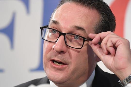 Heinz-Christian Strache, Österreichs ehemaliger Vizekanzler und FPÖ-Obmann, kündigt Anzeigen gegen drei Personen an.