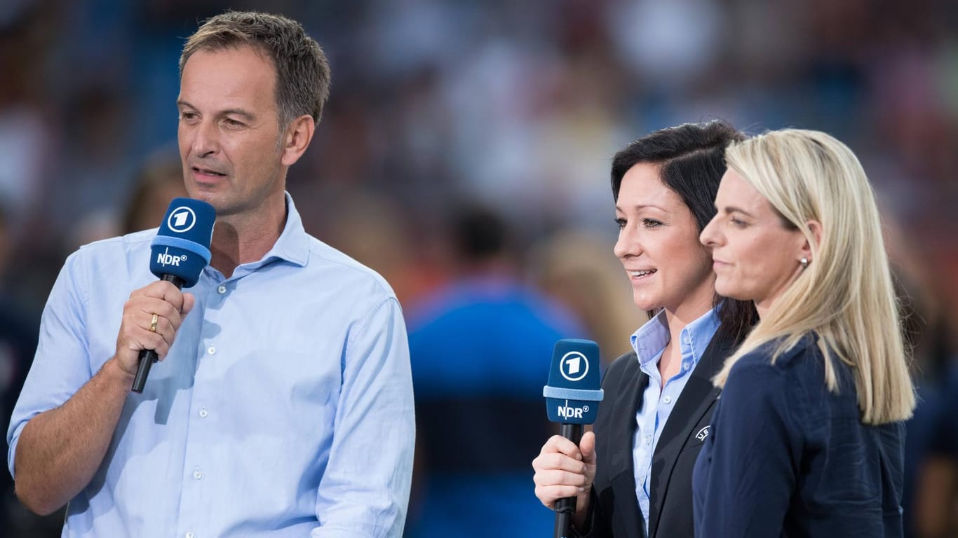 Das ARD-Moderatorenteam mit Claus Lufen und Expertin Nia Kuenzer (r). Zu Gast: Die ehemalige Fussballspielerin Nadine Kessler (M).
