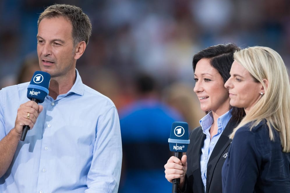 Das ARD-Moderatorenteam mit Claus Lufen und Expertin Nia Kuenzer (r). Zu Gast: Die ehemalige Fussballspielerin Nadine Kessler (M).