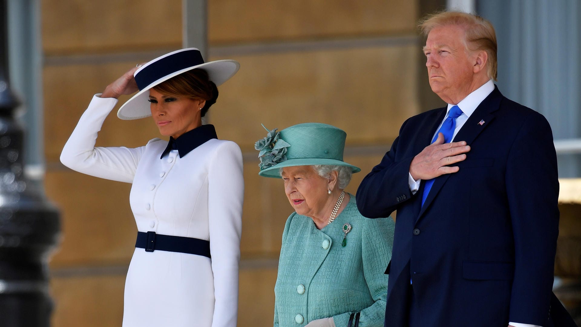 Melania Trump (l.), Queen Elizabeth II. und Donald Trump: Die im Jahr 2022 verstorbene Monarchin bei einem Empfang des ehemaligen US-Präsidentenpaars im Buckingham Palace.