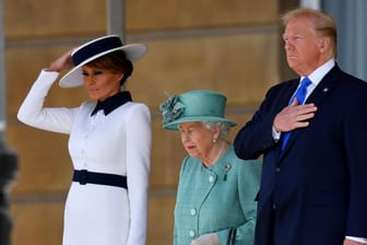 Melania Trump (l.), Queen Elizabeth II. und Donald Trump: Die im Jahr 2022 verstorbene Monarchin bei einem Empfang des ehemaligen US-Präsidentenpaars im Buckingham Palace.