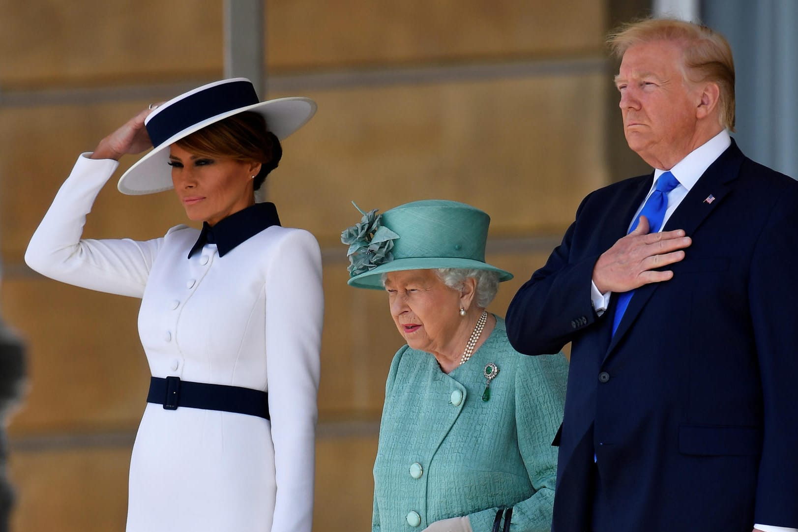 Melania Trump (l.), Queen Elizabeth II. und Donald Trump: Die im Jahr 2022 verstorbene Monarchin bei einem Empfang des ehemaligen US-Präsidentenpaars im Buckingham Palace.