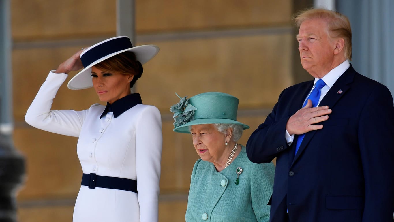 Melania Trump (l.), Queen Elizabeth II. und Donald Trump: Die im Jahr 2022 verstorbene Monarchin bei einem Empfang des ehemaligen US-Präsidentenpaars im Buckingham Palace.