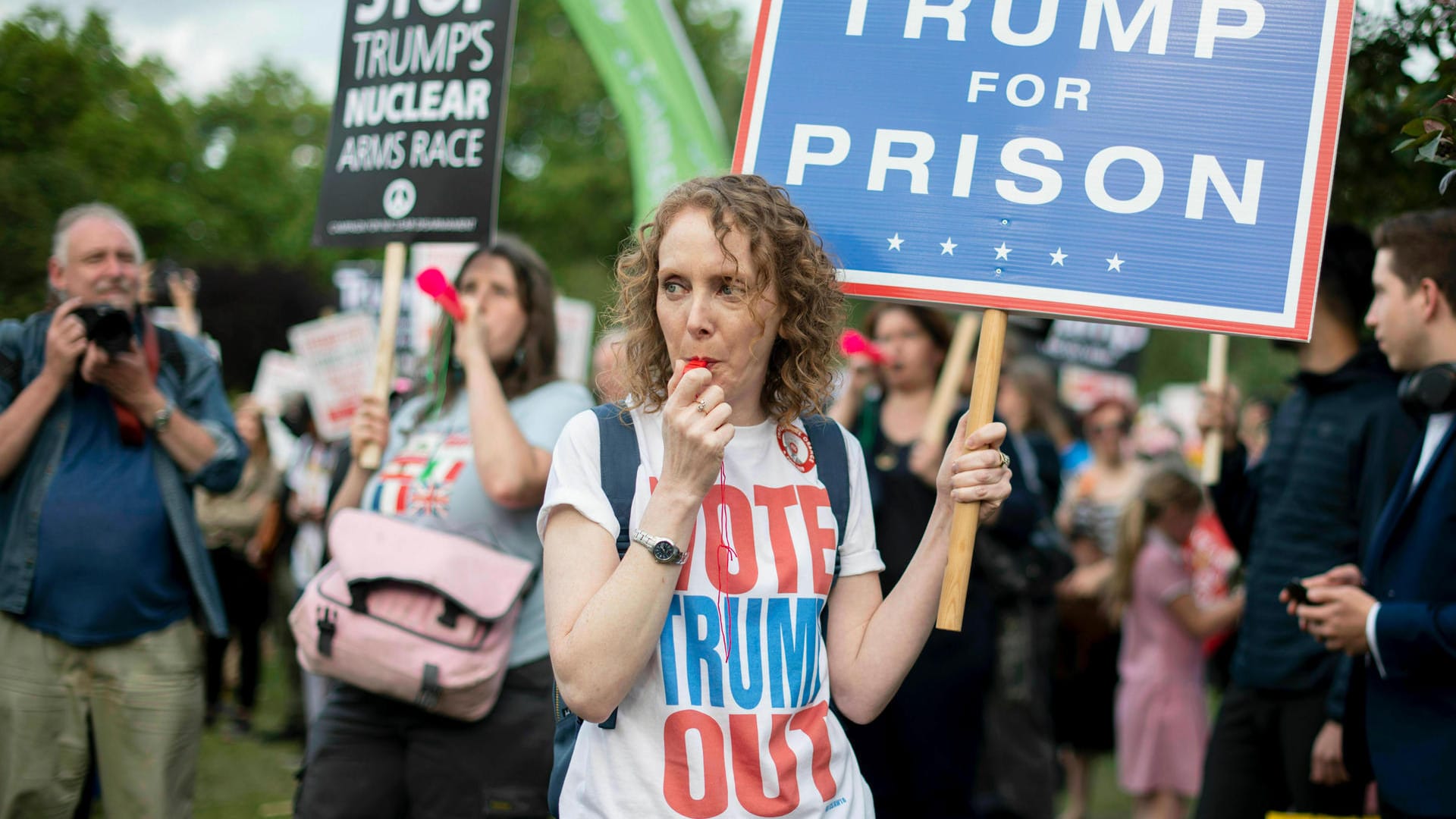 Vor dem Buckingham Palace: Demonstranten zeigen ihren Ärger über den Besuch des US-Präsidenten.