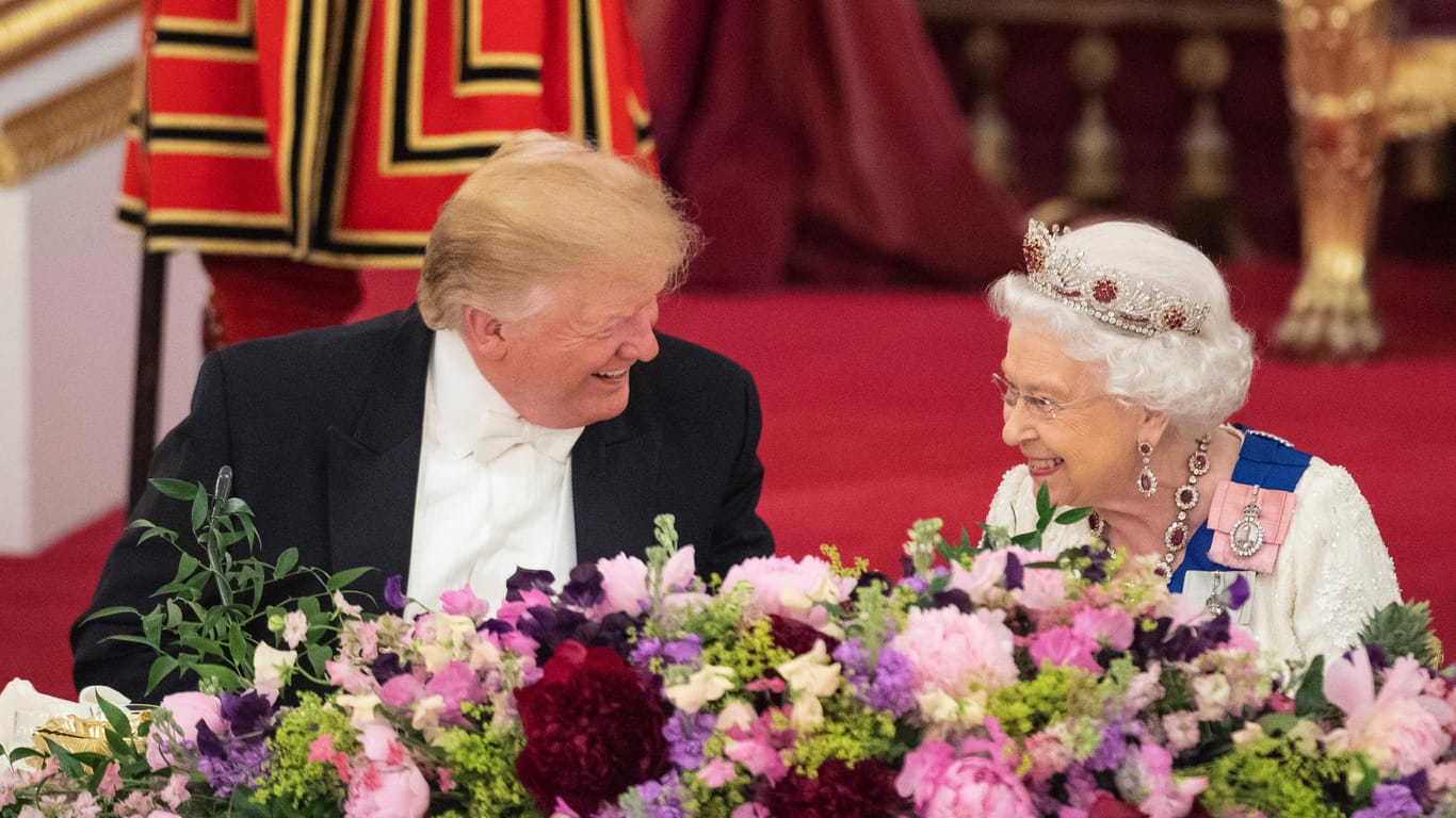 Man amüsiert sich: Donald Trump und die Queen beim Staatsbankett im Buckingham Palace.