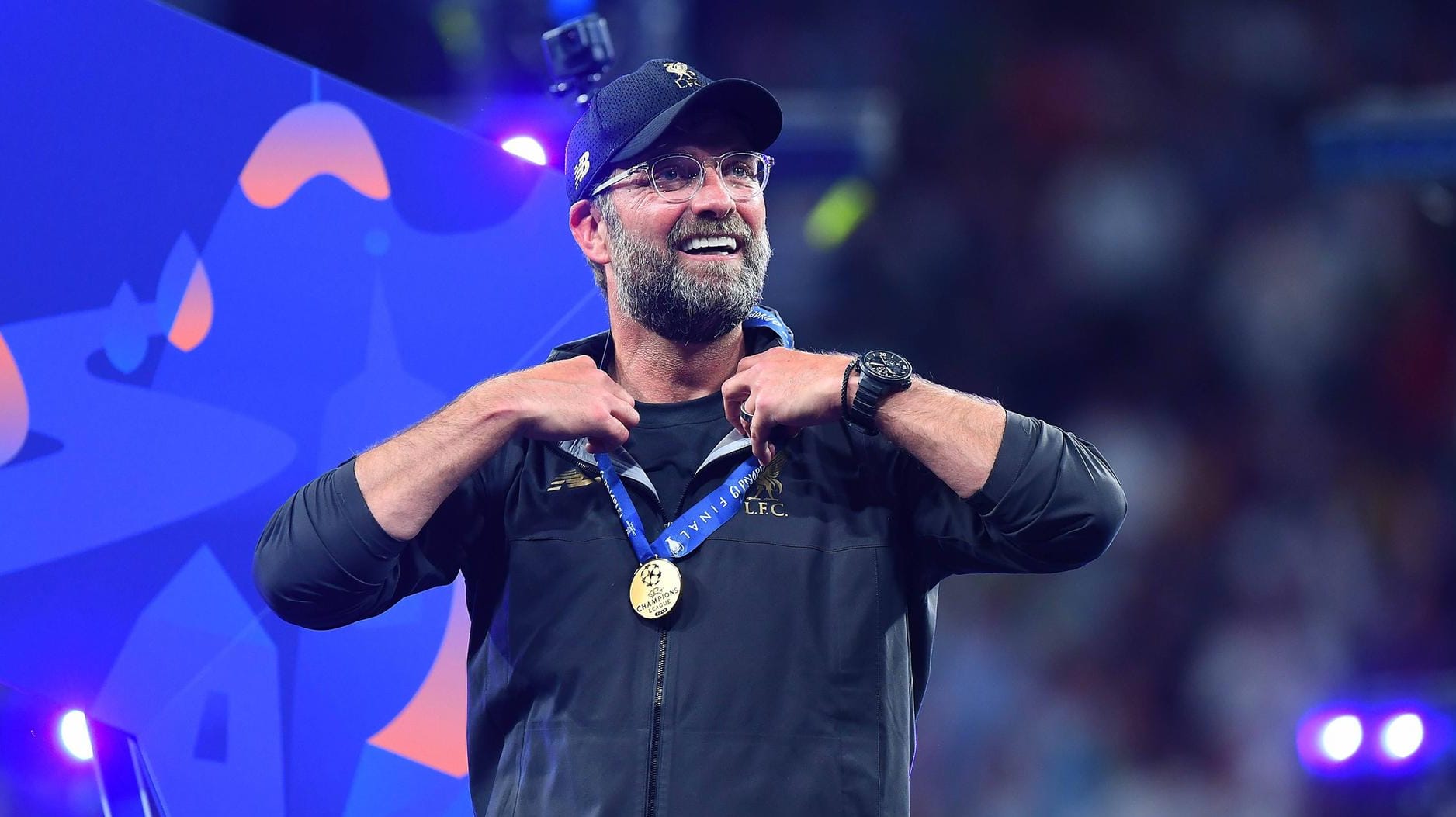 Jürgen Klopp im Moment seines größten Erfolgs: Der Liverpool-Coach spricht über einen möglichen Wechsel zu Bayern.