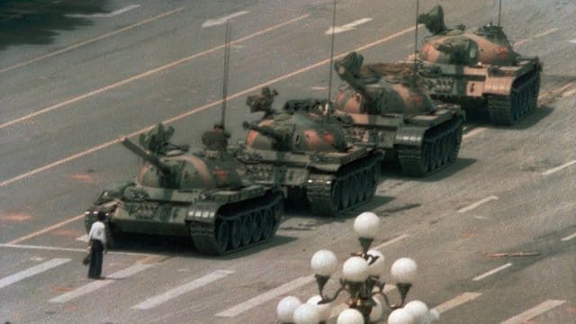 Allein gegen die Panzer: Ein Mann stellt sich auf der Changan Avenue am Platz des Himmlischen Friedens einem ganzen Konvoi entgegen. Allein gegen die Panzer: Ein Mann stellt sich auf der Changan Avenue am Platz des Himmlischen Friedens einem ganzen Konvoi entgegen.