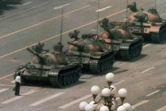Allein gegen die Panzer: Ein Mann stellt sich auf der Changan Avenue am Platz des Himmlischen Friedens einem ganzen Konvoi entgegen.