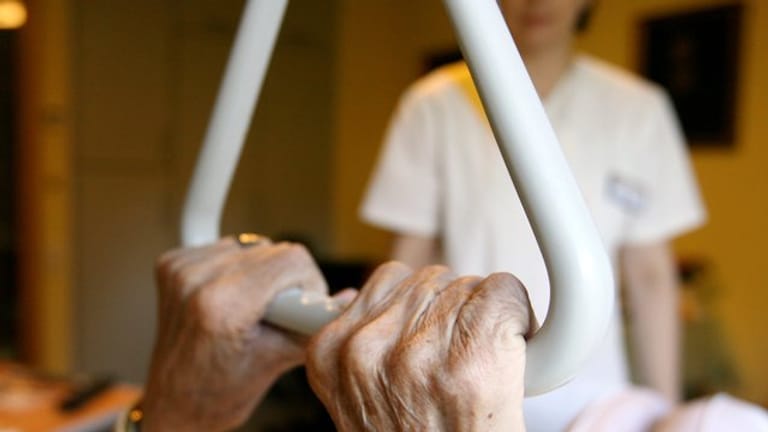 In der Alten- und Krankenpflege sind rund 1,6 Millionen Menschen beschäftigt, fast 40.