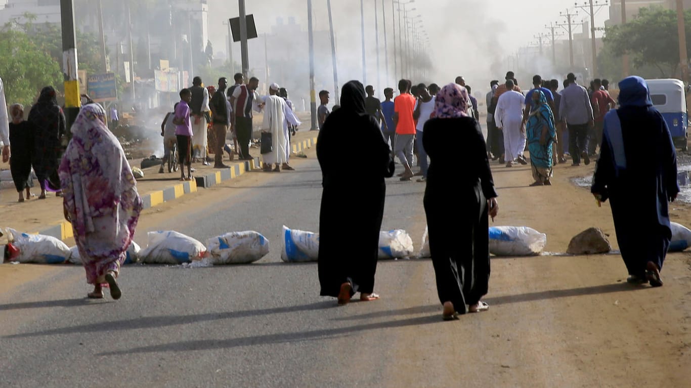Sudanesische Demonstranten: Nach der gewaltsamen Auflösung eines Protestcamps in Sudans Hauptstadt Khartum hat der herrschende Militärrat die Gespräche mit der Protestbewegung eingestellt.