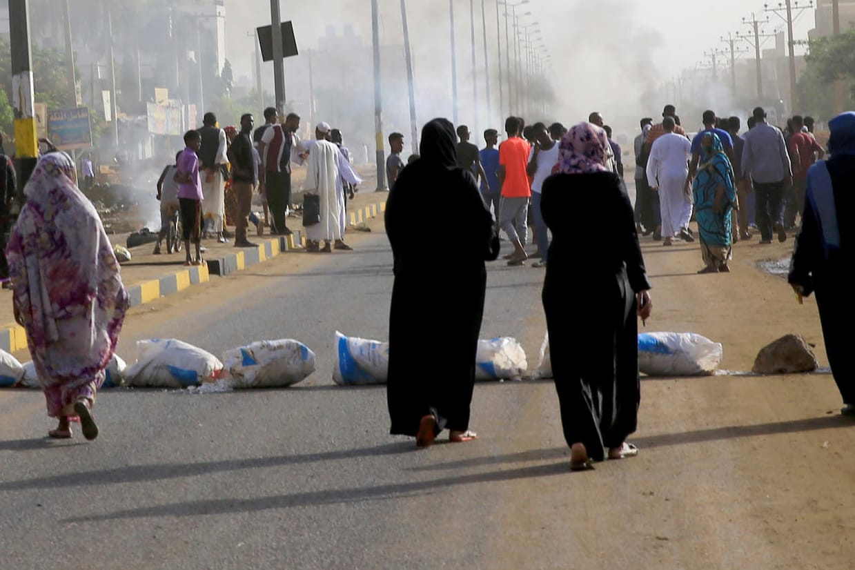 Sudanesische Demonstranten: Nach der gewaltsamen Auflösung eines Protestcamps in Sudans Hauptstadt Khartum hat der herrschende Militärrat die Gespräche mit der Protestbewegung eingestellt.