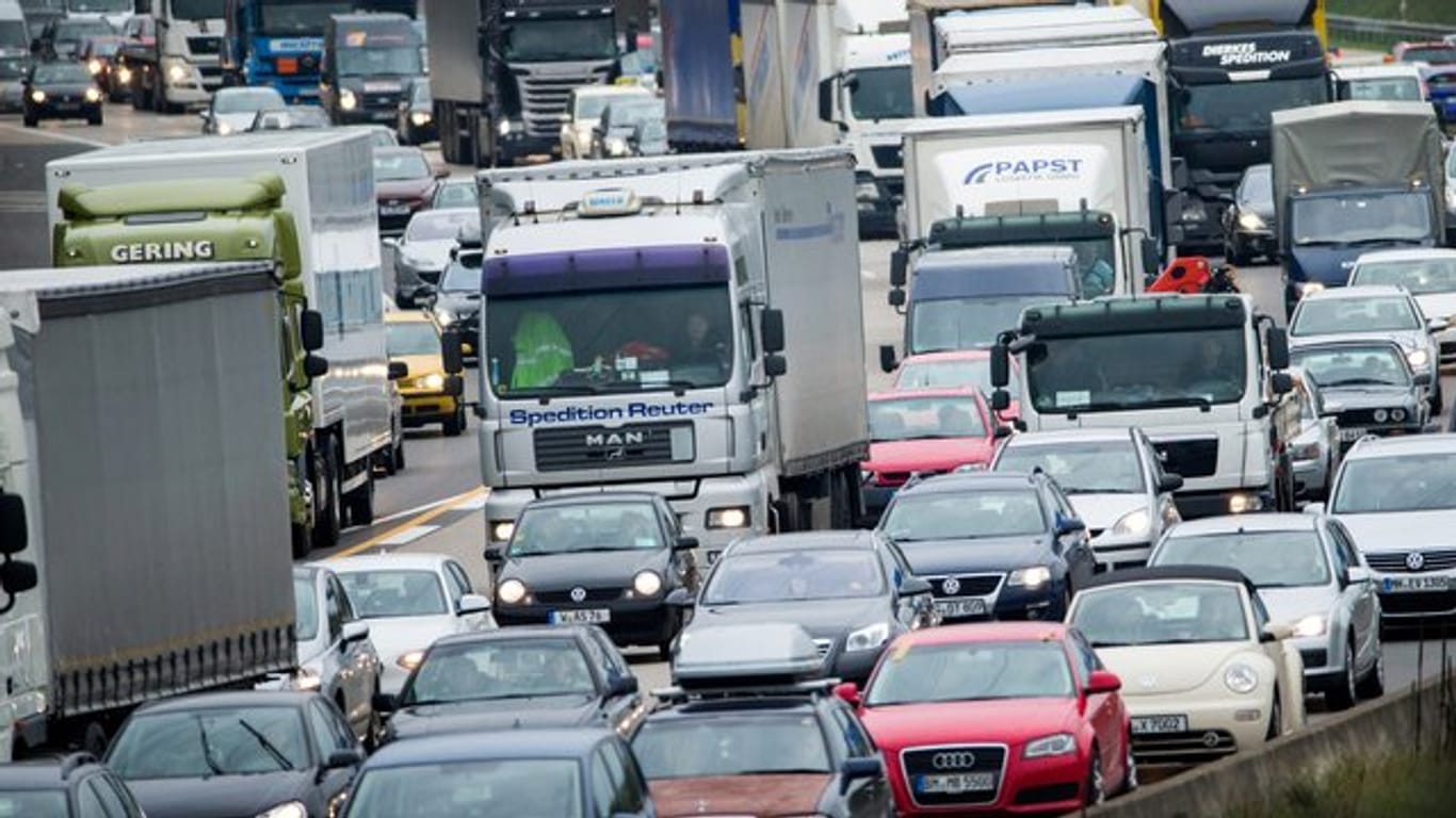 Autos stauen sich auf einer Autobahn bei Köln: Wo Mietpreissteigerungen besonders hoch ausfallen, kommt es überdurchschnittlich oft zu staubedingten Verkehrsbehinderungen.