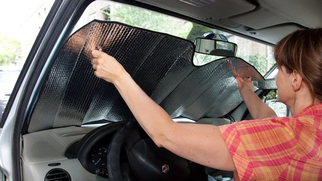 Damit sich der Innenraum des Autos möglichst wenig aufheizt, hilft eine Abdeckung für die Windschutzscheibe.