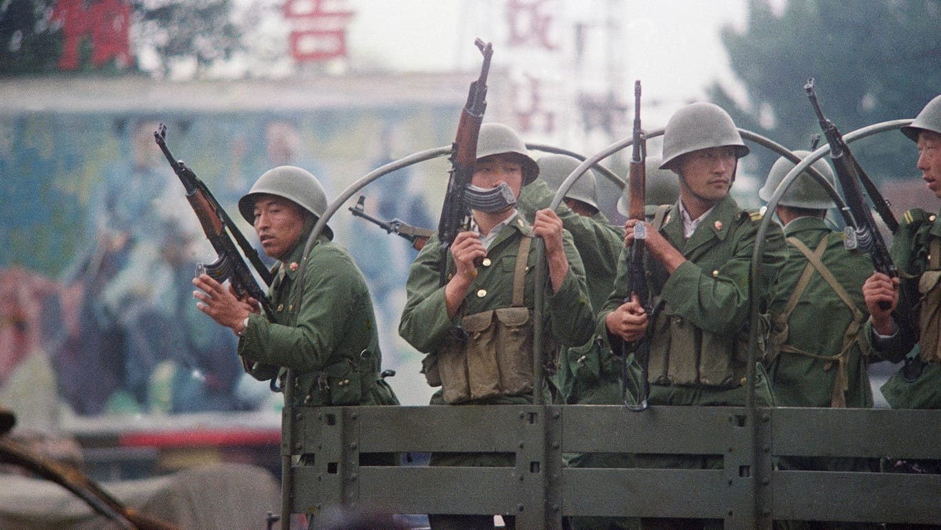 Chinesische Soldaten auf dem Tiananmen-Platz in Peking.
