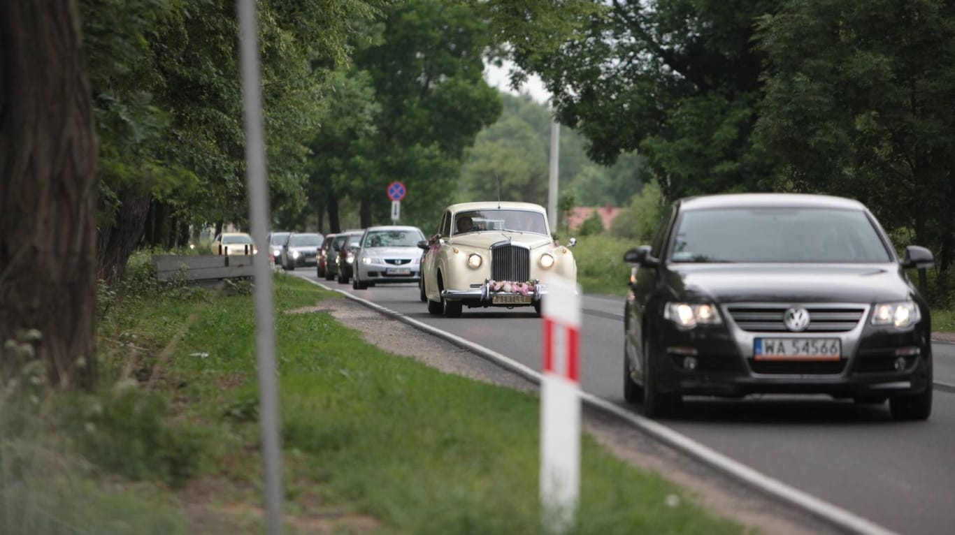 Autos in einem Hochzeitskorso auf einer Straße: Bei dem Feierritual kommt es immer wieder zu Verkehrsverstößen. (Symbolbild)