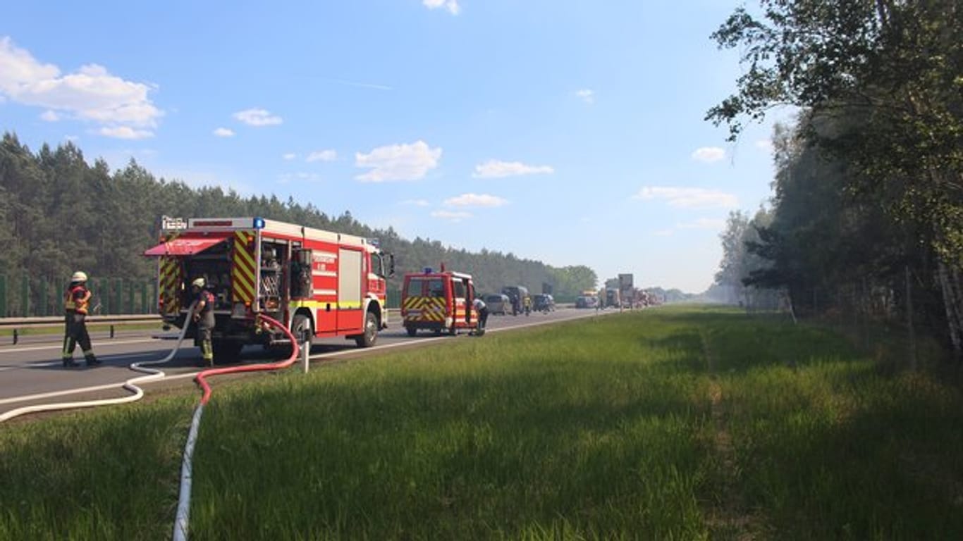 Die A10 ist wegen eines Waldbrandes zwischen dem Dreieck Havelland und Falkensee gesperrt.