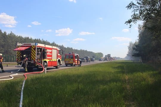 Die A10 ist wegen eines Waldbrandes zwischen dem Dreieck Havelland und Falkensee gesperrt.