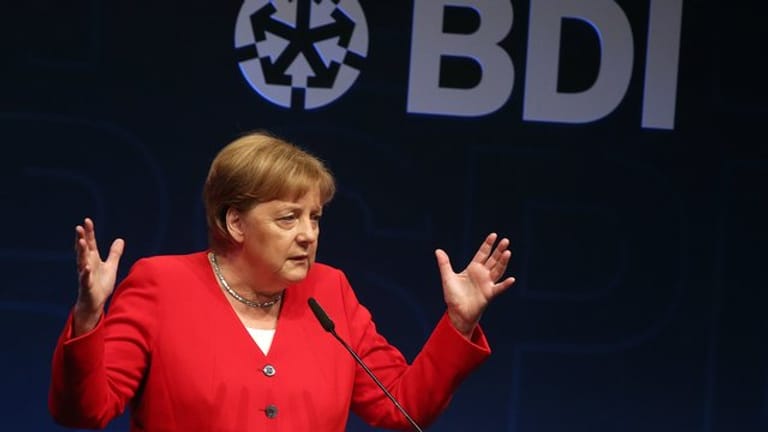 Wegen ihrer Wirtschaftspolitik unter Beschuss: Bundeskanzlerin Angela Merkel (CDU) beim Tag der Deutschen Industrie.