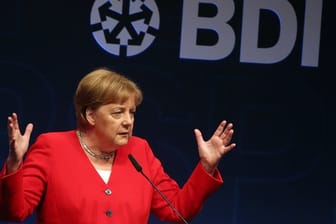 Wegen ihrer Wirtschaftspolitik unter Beschuss: Bundeskanzlerin Angela Merkel (CDU) beim Tag der Deutschen Industrie.
