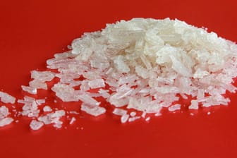 Crystal Meth: 64 der 103 Drogenpäckchen tauschte der Polizist aus und versuchte, mit dem Diebesgut zu fliehen. (Symbolbild)