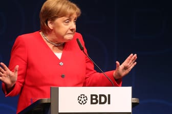 Angela Merkel: Die Bundesregierung kontert die Kritik der deutschen Industrie. Auch die Wirtschaft habe Aufgaben vor sich.