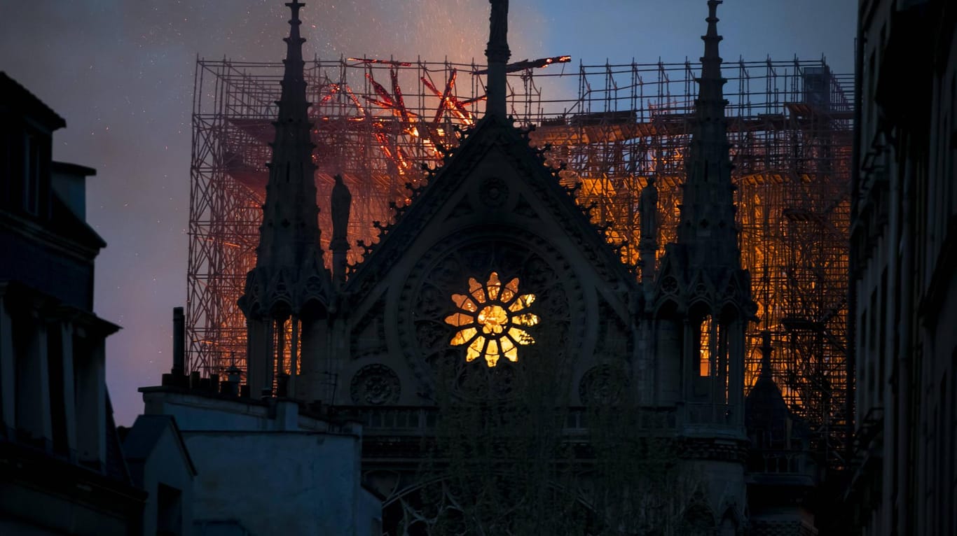 Die Notre-Dame-Kathedrale in Flammen: 150 Menschen arbeiten daran, das historische Bauwerk nach dem Brand zu restaurieren. (Archivbild)