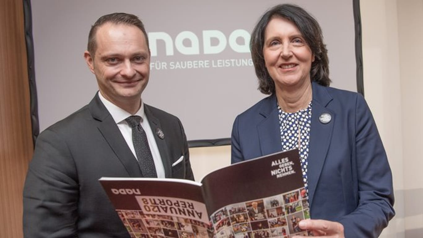 Lars Mortsiefer und Andrea Gotzmann bei der Jahres-Pressekonferenz der NADA in Berlin.