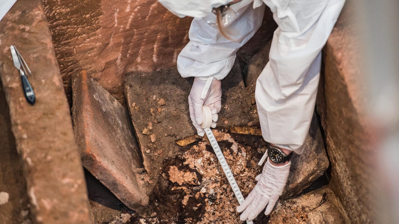 Ein Mitglied des Forscherteams vermisst die Überreste vom Oberkörper: Der rund 1.000 Jahre alte Sarkophag ist außerordentlich gut erhalten.