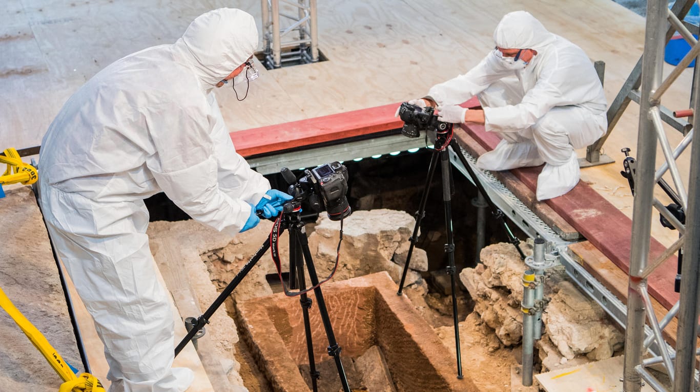 Mitglieder des Forscherteams dokumentieren den Sarkophag: Bei dem Toten handelt es sich vermutlich um einen Priester.