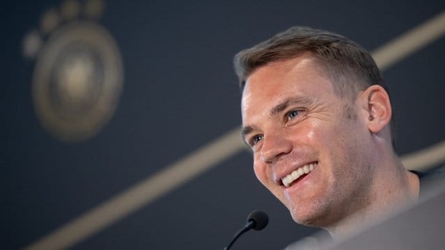 Torhüter Manuel Neuer spricht während einer Pressekonferenz des DFB-Teams. Torhüter Manuel Neuer spricht während einer Pressekonferenz des DFB-Teams.
